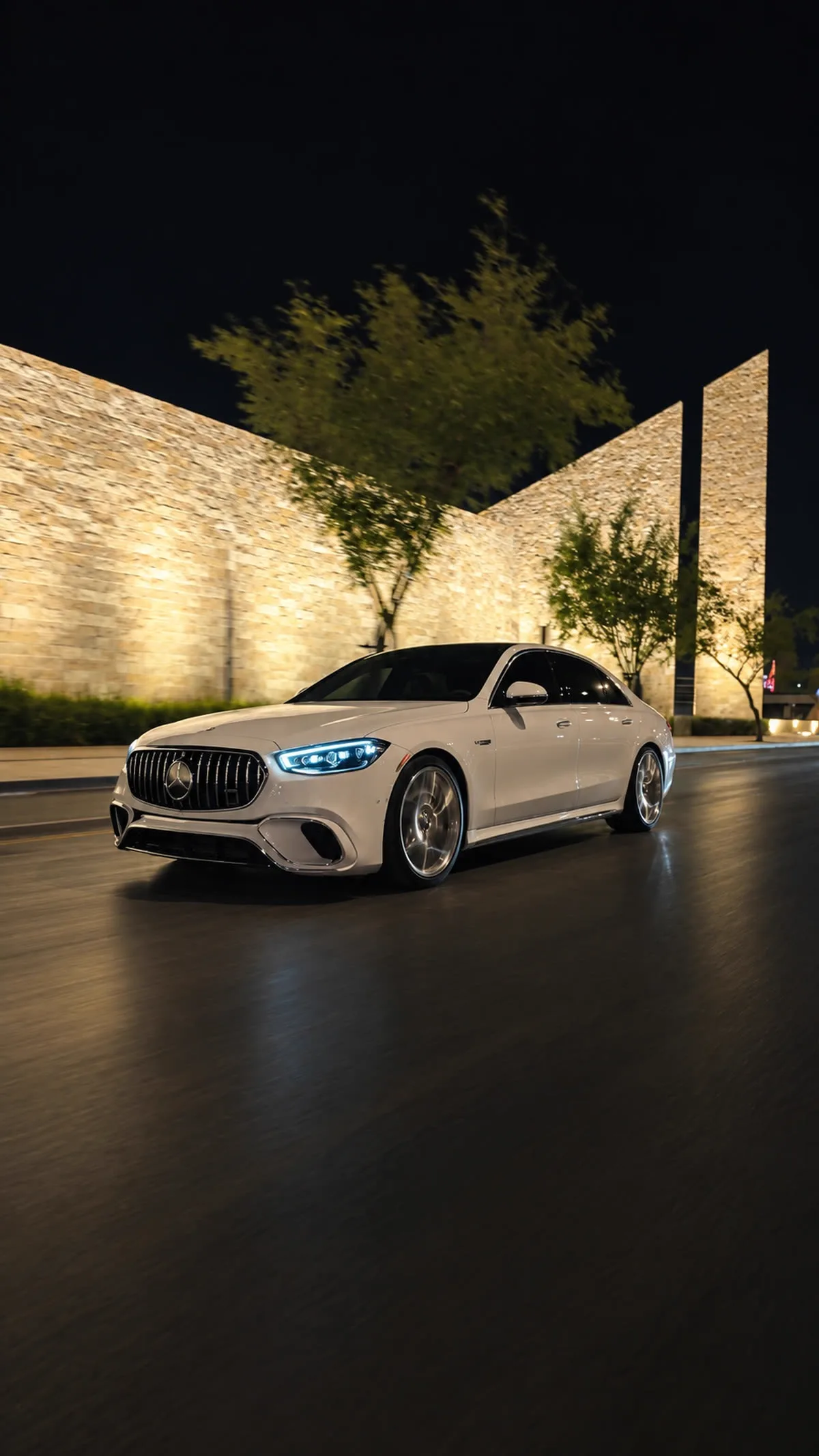 النتيجة: مرسيدس حادة والشارع منسحب وراها بالليل